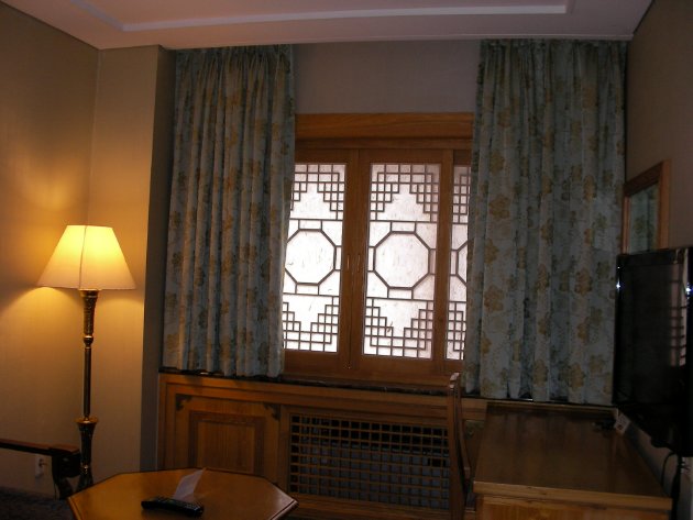 コモドホテルの部屋の窓